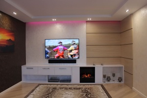 Дизайн гостиной с камином и телевизором Фото 23.